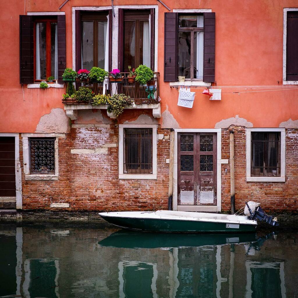 jstanton8869's tweet photo. When you really hope your boat is still there in the morning. #venice #venezia #italy #ricoh #ricohgr3x #ricohgriiix #doors #doorsofitaly #canal https://t.co/v2qsUauHAe https://t.co/QLBddP1vfJ