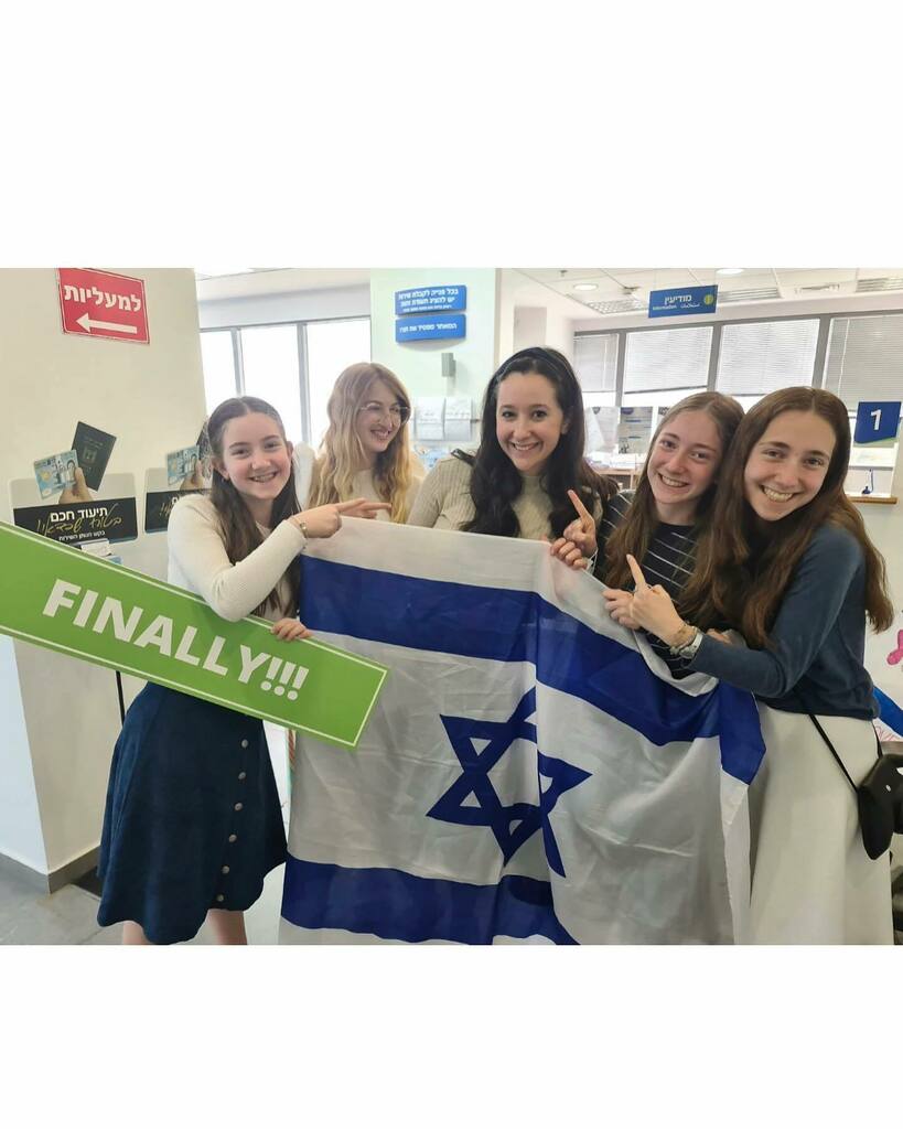 NefeshBNefesh's tweet photo. Mazal tov to nearly 40 residents of Israel who became #officiallyIsraeli in Misrad Hapnim over the past couple weeks!
@piba.gov.il
#LiveLoveIsrael #livingthedream #aliyah #finally #notjustadream https://t.co/jn1GsxAGNo https://t.co/gosHc6O1pp