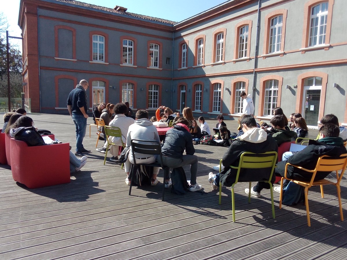 Découverte de l'exposition "Toulouse, un siècle de présence des Suds" par les 214 avec V. Léonard, professeur d'histoire Geographie .
Cette exposition prêtée par la Mairie retrace l’histoire des immigrés du Sud venus à Toulouse entre 1896 à 2006. Au CDI jusqu'au 21 avril