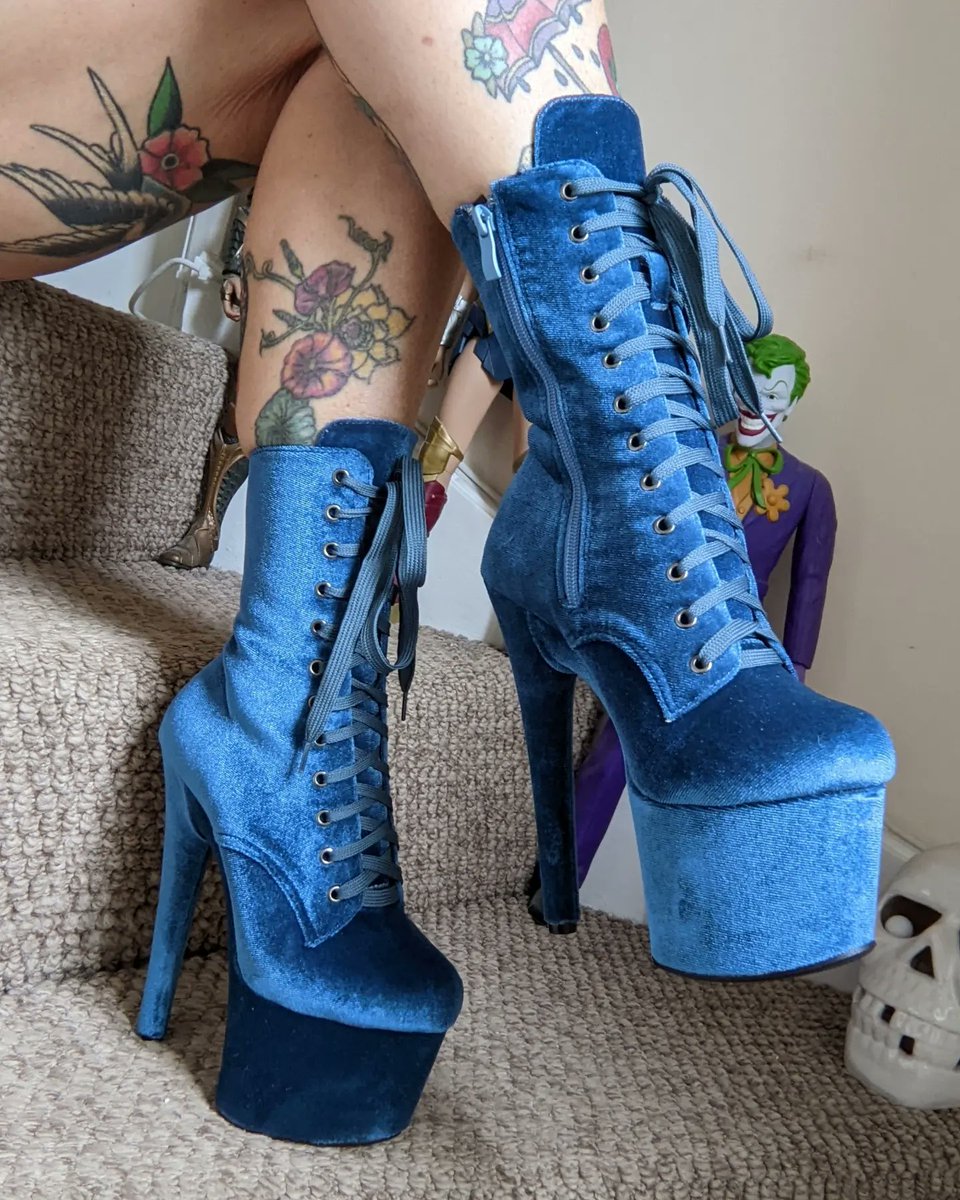 MistressSyanne's tweet photo. My Beautiful New Velvet Boots ...🥰🥰🥰 Stunning ❤️#velvet #highheels
#highheelboots
#tattoos
#gorgeous #beautiful #bootaddiction
#bootfetish https://t.co/ilh4Oq15j8