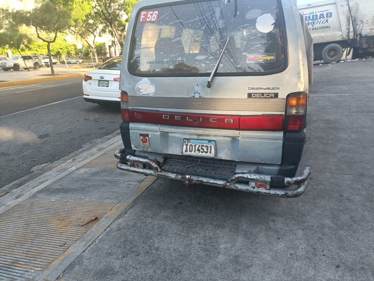 Rberrido's tweet photo. Acceso al parqueo de mi trabajo completamente bloqueado. Quien auxilia a uno en este caso? @ProcuraduriaRD @DIGESETT @PoliciaRD 
Hay que esperar a que ocurra una desgracia? https://t.co/SBx1ygKrEt
