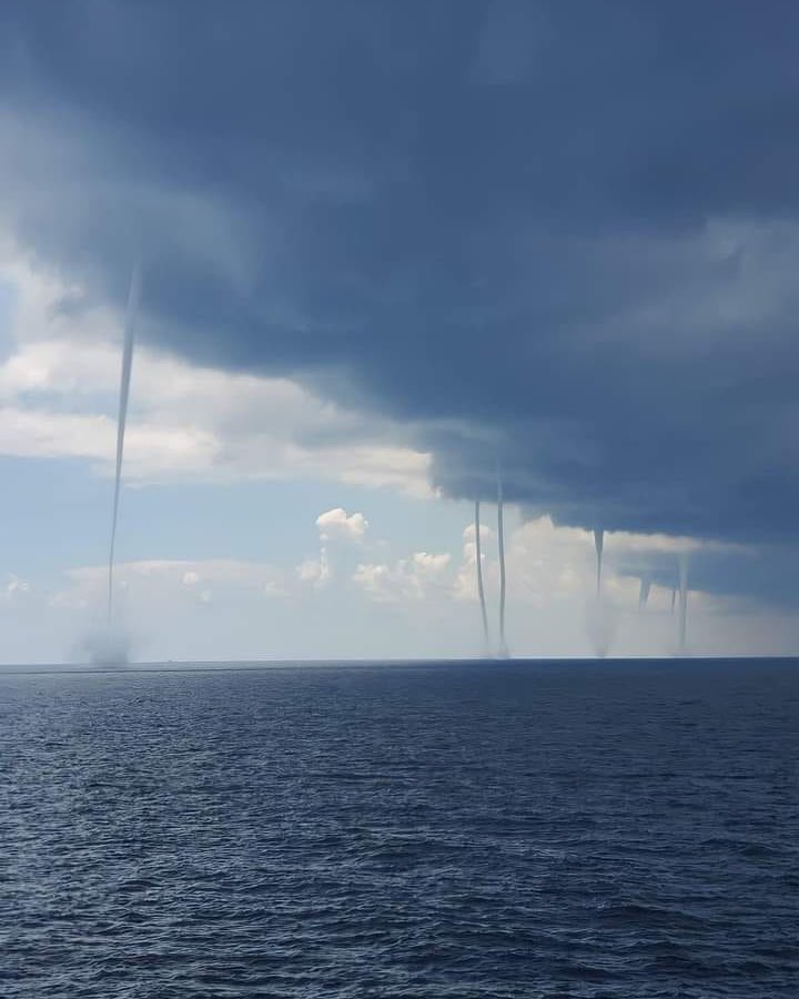 EnsedeCiencia's tweet photo. Varias trombas marinas a la misma vez y en el mismo lugar. https://t.co/6MStMAmbic