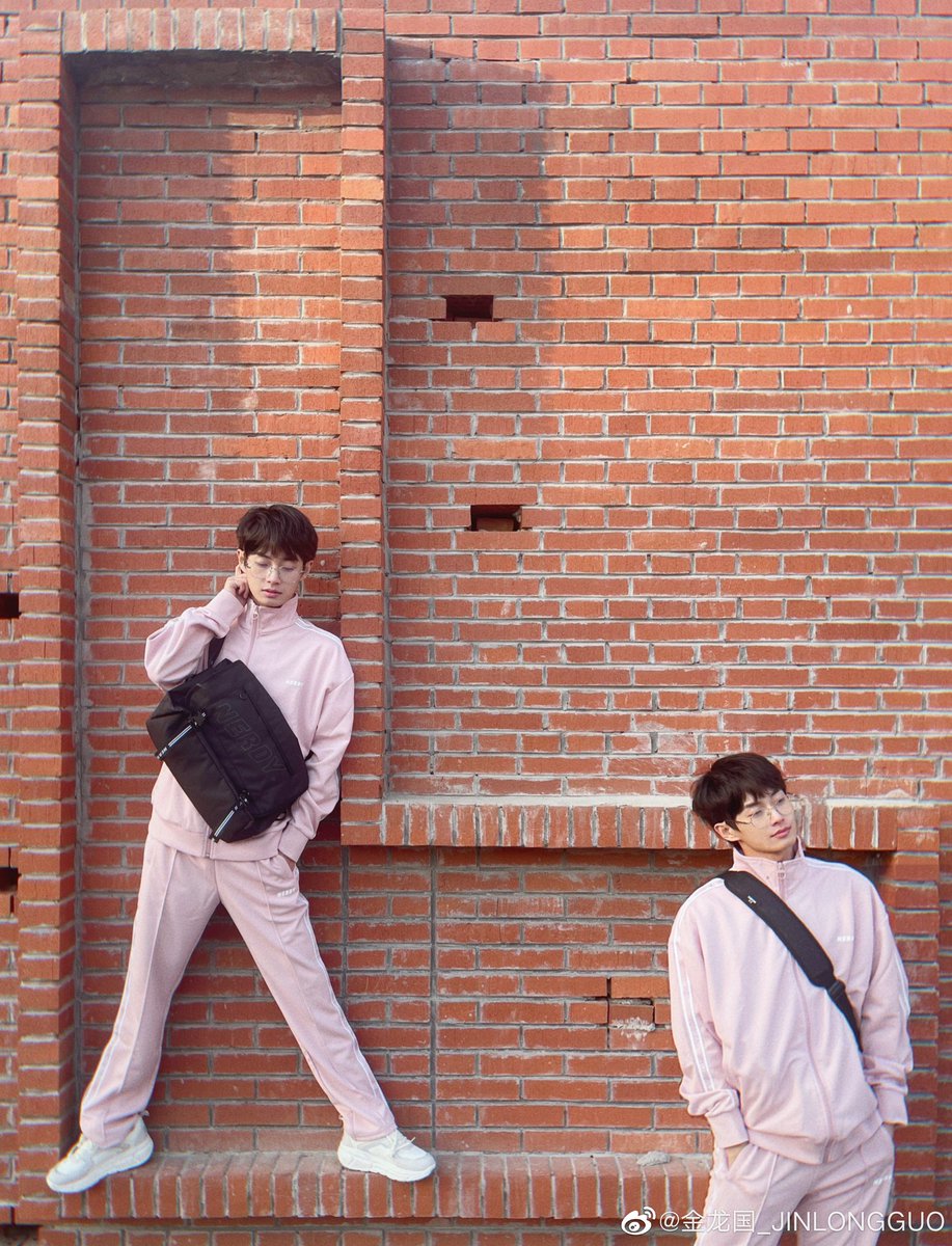 Fallinlove_JLG's tweet photo. 金龙国Weibo更新： ​​✌️#我的春日OOTD# ​​​

＃김용국 ＃JINLONGGUO
＃キムヨングク ＃金龙国 https://t.co/hZ8OwvIedm