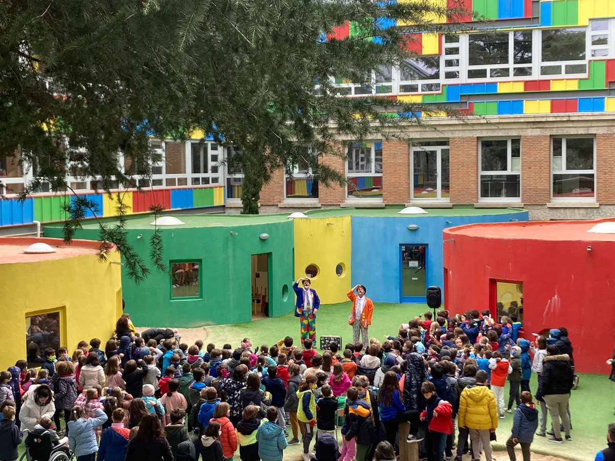 EscuelaIdeo's tweet photo. En la #VIISemanaArte disfrutamos de un espectáculo artístico con los payasos Tapita y Tapón  @animacionesTTT #Primaria 
#Aleis #BLR #Estudiomh10 @FundEscuelaIDEO https://t.co/FdDNcJpQDc