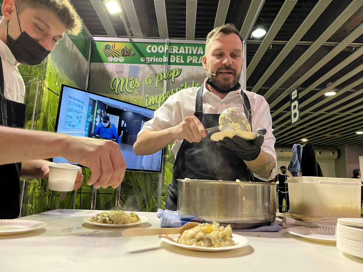 CoopagricolPrat's tweet photo. Quin platàs de risoto amb #CarxofaPrat ha cuinat Max Colombo de @xemeibcn a @AlimentariaBCN https://t.co/sQlPZi7OS0