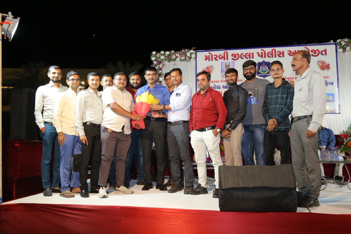 AtulJoshi9999's tweet photo. મોરબી ના એસપી સુબોધ ઓડેદરા નો વીદાય સમારંભ અને નવા એસપી રાહુલ ત્રિપાઠી ના વેલકમ સમારંભમાં રેન્જ આઈજી સંદીપ સિંહ,ડે. કલેક્ટર ડી.એન.ઝાલા,અધિક કલેક્ટર એન સી મૂછાર, ડીડીઓ પરાગ ભગદેવ સહિતના પોલીસના અધિકારીઓ કર્મચારીઓ હાજર રહ્યા અને પત્રકાર એશોસીએશન દ્વારા શુંભેચ્છાઓ પાઠવી https://t.co/tUXMjc1INm
