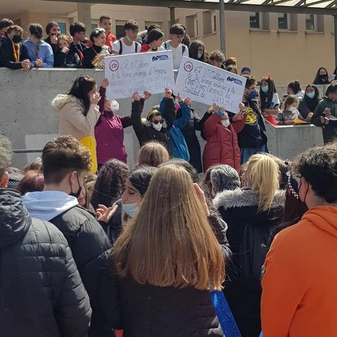 AMP_Pinto's tweet photo. La @AMP_Pinto en el Ies Calderón De la Barca disfrutando de una actividad inclusiva y solidaria y gracias a la cual hemos recibido dos estupendos donativos #SomosDiferencia https://t.co/4HMXmxHMUT