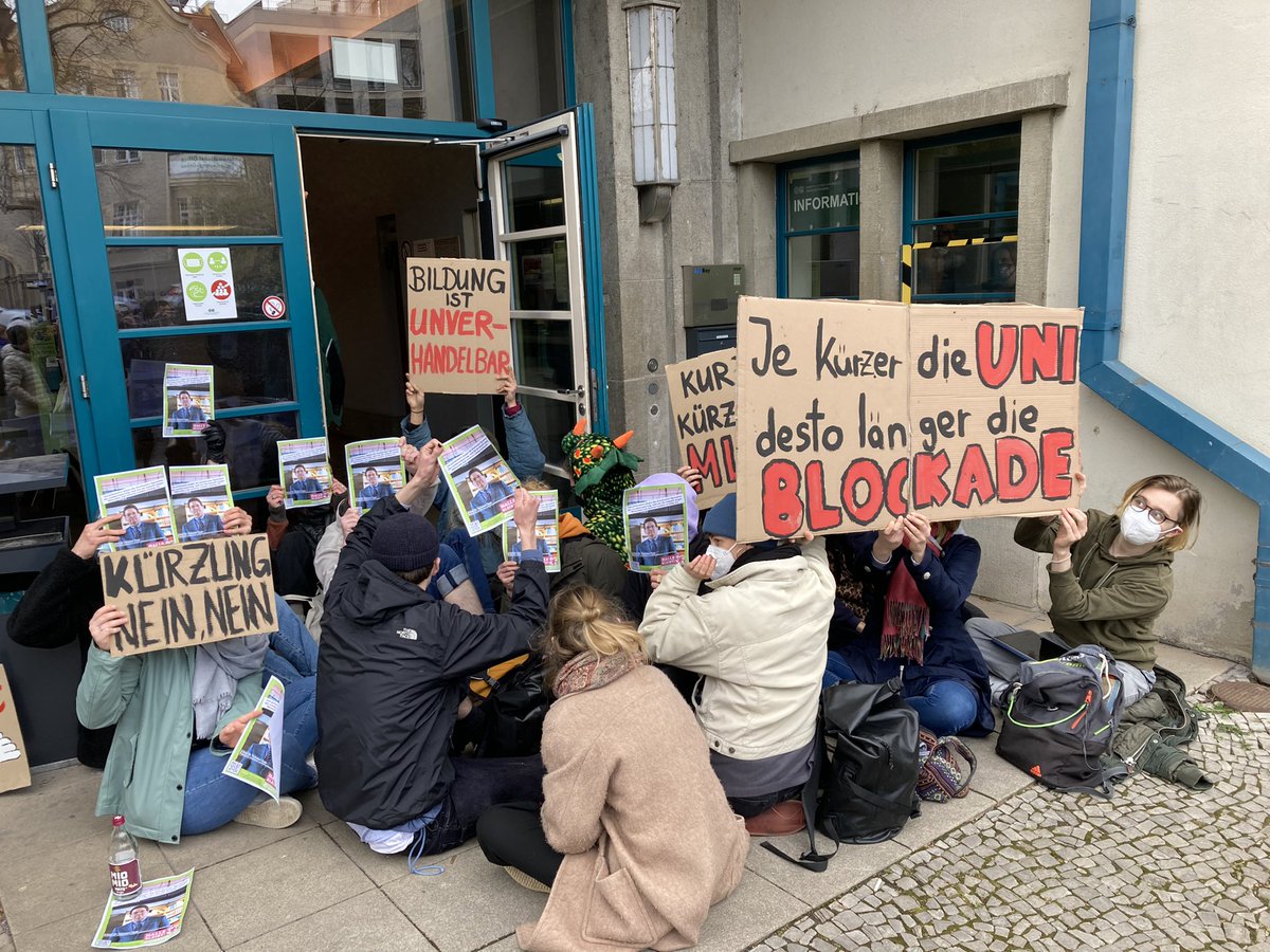 Nach Sitzblockade: Senatssitzung an Uni Halle wird auf 15 Uhr verschobenen und findet nicht in Präsenz, sondern ausschließlich digital statt.#MLUnterfinanziert #mluhalle #hallesaale #halle <a href="/mz_wittenberg/">MZ Wittenberg</a>