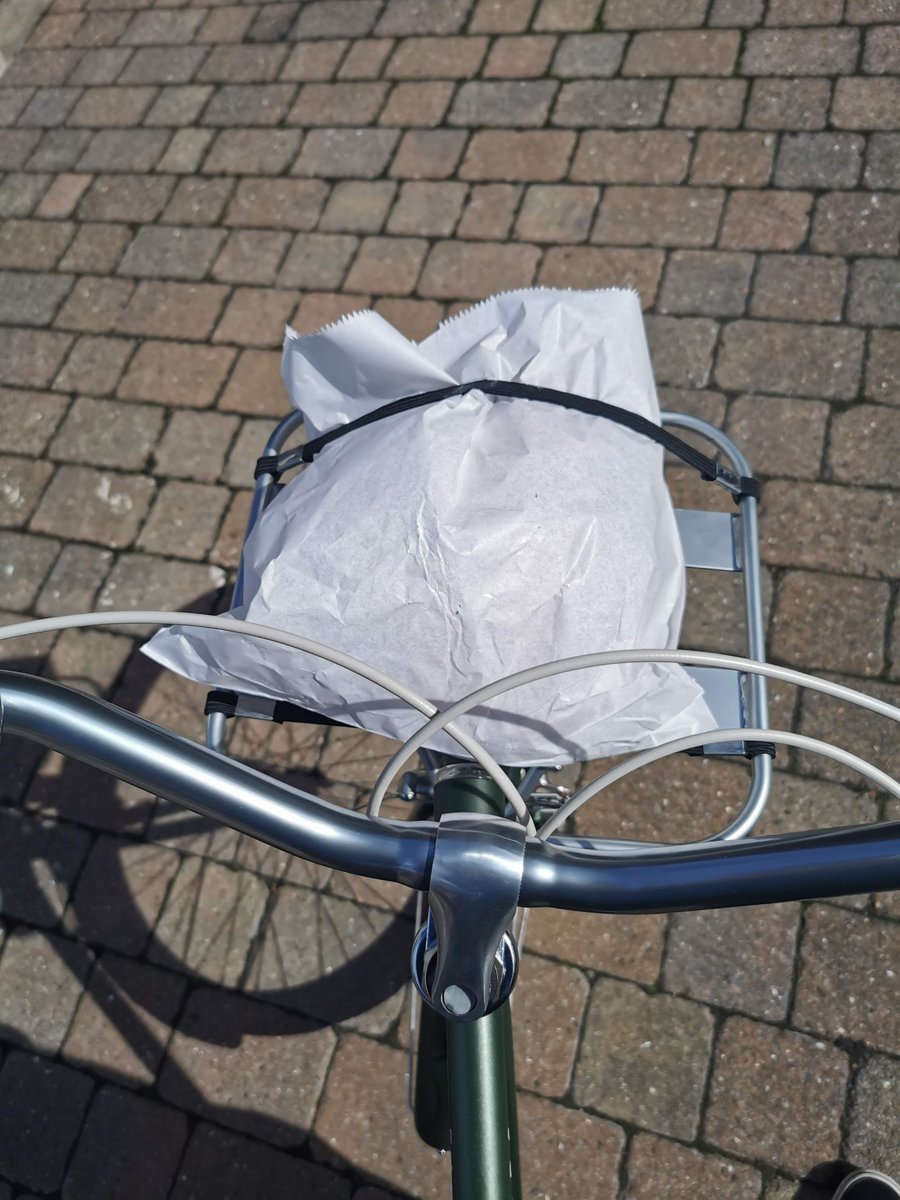 JonahCycles's tweet photo. Needed to nip to the bakery on the new bike. No bag, no problem! #breadonbikes level 1 complete. #utilitycycling. And yes, it's sourdough! https://t.co/1qvsPIyiB8