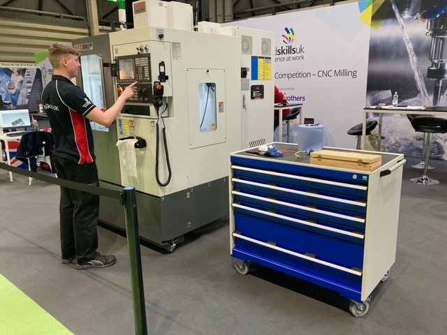 Great to see @xyzmachinetools demonstrating the perfect use for a mobile cabinet, on the @worldskillsuk stand at #MACH22! 👍

#UKmfg #Education #Technology #CNC #Machining @MACHexhibition 

#worksmartbott