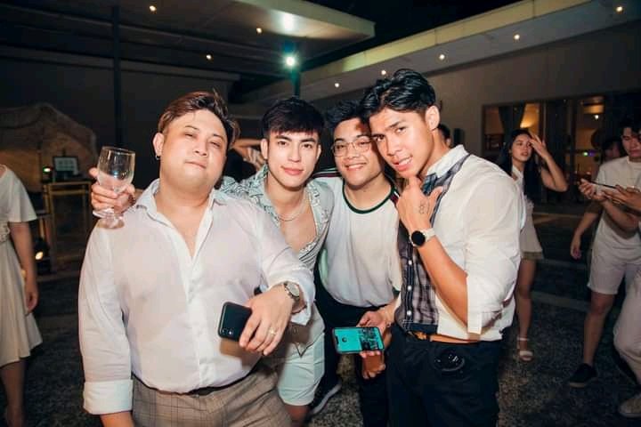 Basti_GlobalOfc's tweet photo. There are friends,there is family,and then there are friends that become a family.
#BastiMacaraan
#Pbbadult https://t.co/GUlm2wXMKd