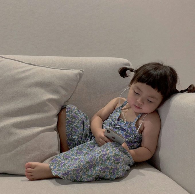 Arkadaşlarım: yaşıyosun bu hayatı be

tüm gün ben: