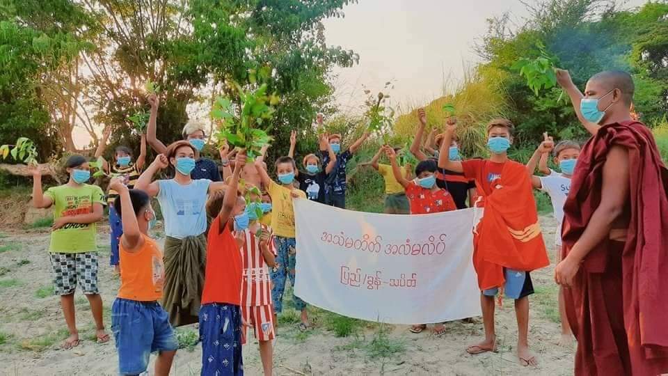 KaungKhantHto10's tweet photo. Twilight protest of #PyiGyiTaGun monk and residents from #Mandalay continues without giving up despite ongoing military security tights. 

#2022Apr6Coup
#BURMAAct2021
#PressureCongress
#HearTheVoiceOfMyanmar https://t.co/bh0UtmXXzL