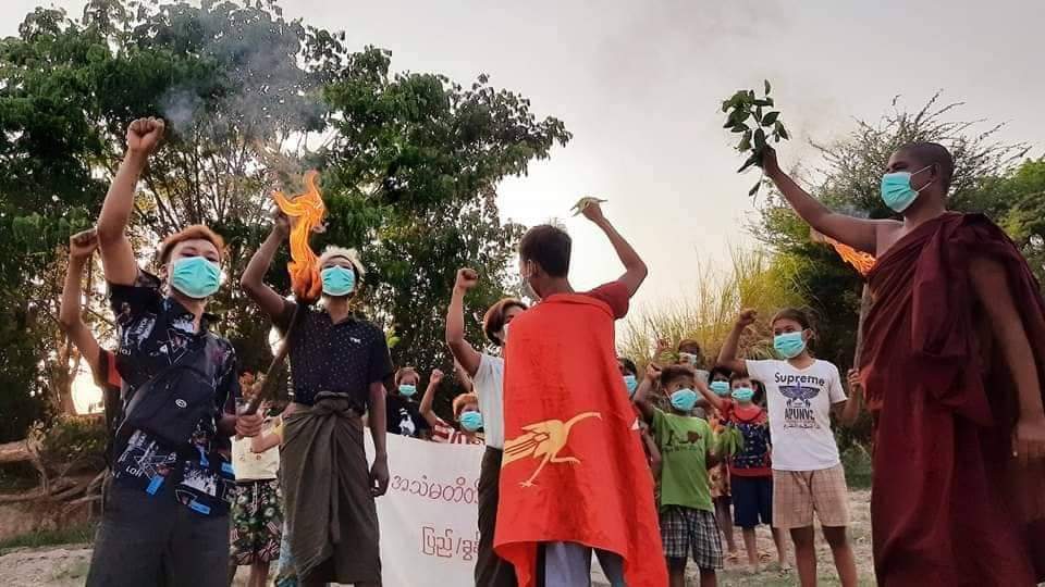 KaungKhantHto10's tweet photo. Twilight protest of #PyiGyiTaGun monk and residents from #Mandalay continues without giving up despite ongoing military security tights. 

#2022Apr6Coup
#BURMAAct2021
#PressureCongress
#HearTheVoiceOfMyanmar https://t.co/bh0UtmXXzL
