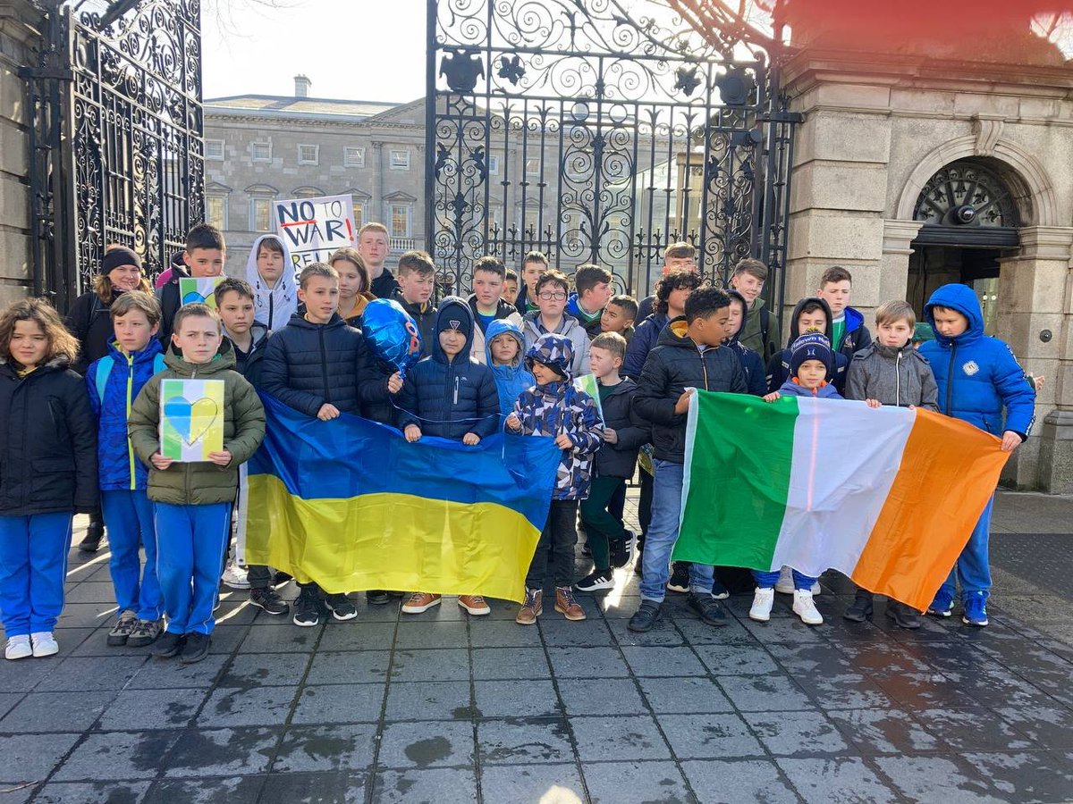We stand with Ukraine!
Students from our Primary and secondary school today outside the Dáil. 
#joinjoeys #stopthewar #WeStandWithUkraine