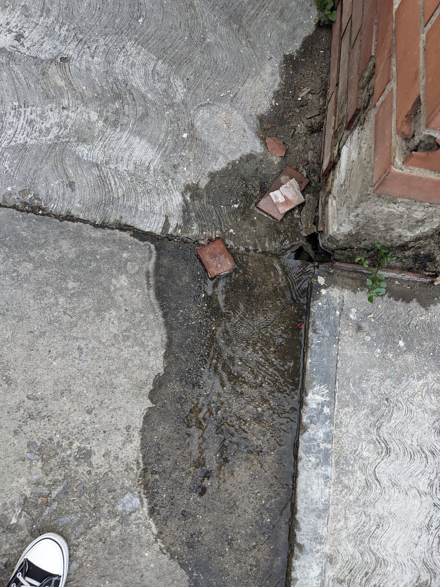 BonillaAbr2022's tweet photo. @HidroCapital2 👁️👁️‼️💧‼️URGE atención y solución a TRABAJO INCONCLUSO de rotura de tubería,bote de aguas blancas PERSISTE,causando graves daños a edificios en Los Jardines del Valle, Resd. De la Guardia Nacional calle 11 "a pocos mts. de Sede de HIDROCAPITAL" https://t.co/ojivbjjZeL