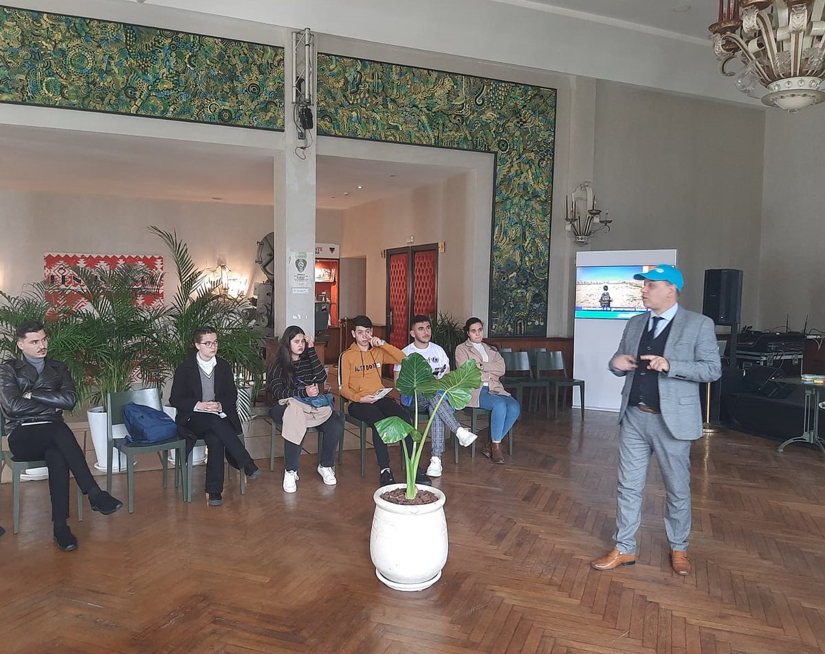 UNICEFMaroc's tweet photo. Décentralisation
Déconcentration
Quels sont les différents types de collectivités territoriales. Quel est leur rôle?
Dans le cadre du processus de régionalisation avancée, les jeunes du #CPAJ se familiarisent avec les conceptions et notions liés à la gouvernance locale. https://t.co/xbjG8dzDHI