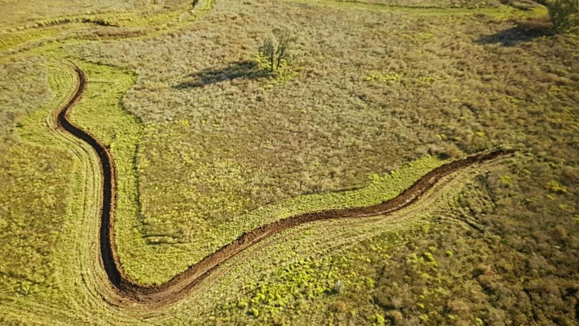 land_hydro's tweet photo. Landscape Rehydro Proj caught a slither of a break in the weather at "Llara" farm #USYD Narrabri to form up 3 contours on the sandy loams (vertisols still very soggy). @wv2017 @vanessapino @SiaSydney  @SydneySOLES https://t.co/ydDUwA5ISu