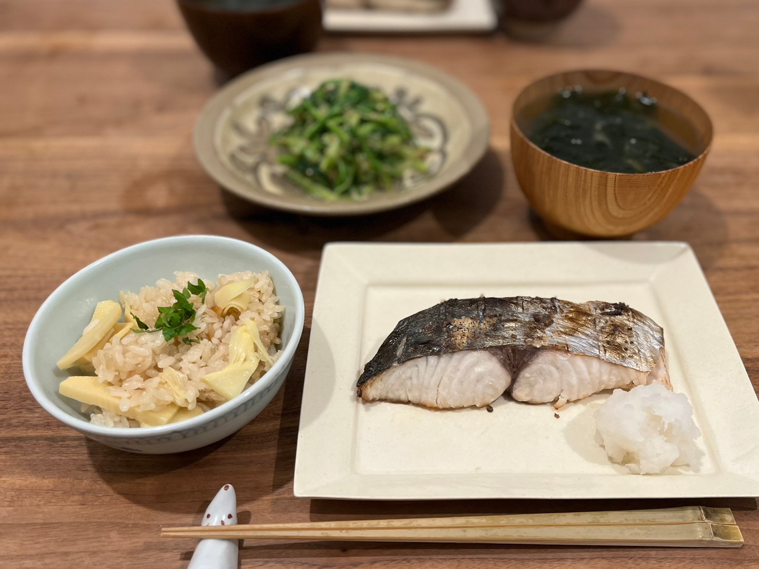 新宿のなべやす 鰆の塩焼き 新もののワカメの味噌汁 野ゼリのゴマ和え 筍ごはん 家庭料理の醍醐味は とにかく旬のものを並べることだ 旨いのはもちろんだけど 外出をしない日でも家の中で季節を感じると 晴れ晴れとした気分になる T Co
