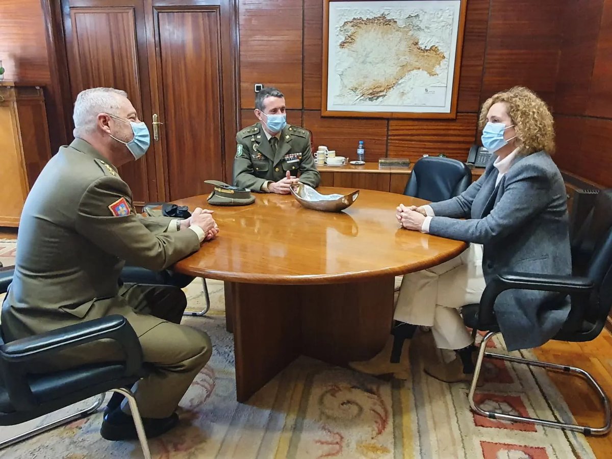 Segovia_Gob's tweet photo. La subdelegada del Gobierno, @LirioMartin, recibe la visita del coronel Miguel Ángel García Santiago, nuevo responsable del #PCMASA2. Ha estado acompañado de su antecesor, el coronel, Santiago Andrés López. https://t.co/s1UQFWqEN2