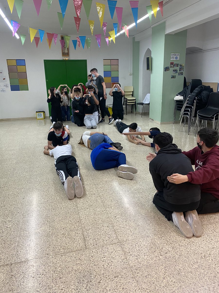 FEMMA_Setmana's tweet photo. Els alumnes del social gaudint molt del taller de teatre🎭 https://t.co/TixXQCmjuZ