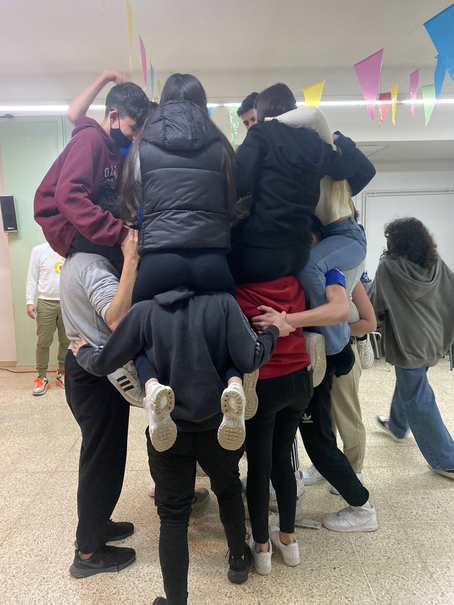 FEMMA_Setmana's tweet photo. Els alumnes del social gaudint molt del taller de teatre🎭 https://t.co/TixXQCmjuZ