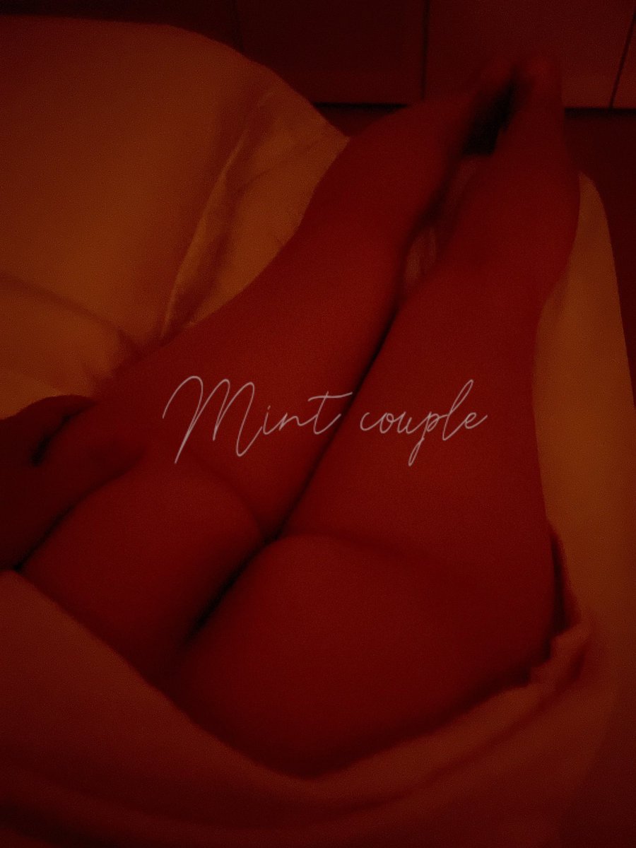 샤워가운 입고 엎드려 핸드폰 보고있을때 엉덩이까기