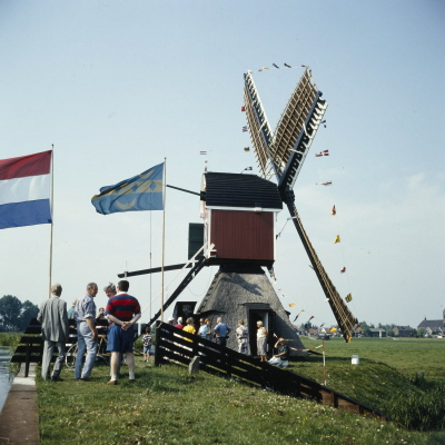 <a href="/KenBPromotie/">KenBPromotie</a> heeft een fotowedstrijd bij de Nationale Molendag met als thema: feest.
Heb je een feestelijke foto bij een van de 20 molens in Kaag en Braassem? Of maak er een! Dan maak je kans op een lunchbon.
Mail je foto voor 31-05 naar webredactie@rondomkaagenbraassem.nl.
