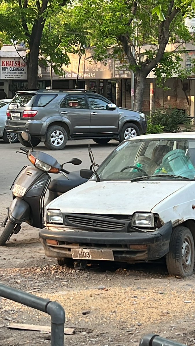 lovedeepsleo's tweet photo. @ssptfcchd   car with numberplate tempered
Standing outside shop number 142, sector 35 d at public parking. since 6 months no action. 
Chandigarh 
Aata Chakki.  

Cctv footage also available https://t.co/vPW9MypM01