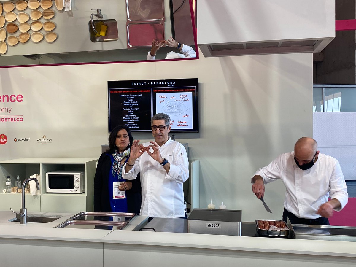 AlimentariaBCN's tweet photo. 👀 Descubrimos la 'Cocina libanesa creativa con ingredientes halal' en el showcooking de Paul Haddad Estephan 👨‍🍳 cheff y fundador del restaurante #Beirut·Barcelona

¡Vive todas las experiencias gastronómicas en directo en #TheExperienceLiveGastronomy! #Alimentaria2022 https://t.co/naxTvZRyWu