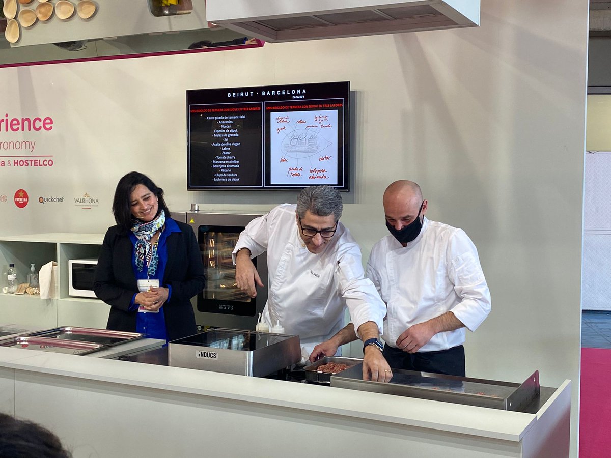 AlimentariaBCN's tweet photo. 👀 Descubrimos la 'Cocina libanesa creativa con ingredientes halal' en el showcooking de Paul Haddad Estephan 👨‍🍳 cheff y fundador del restaurante #Beirut·Barcelona

¡Vive todas las experiencias gastronómicas en directo en #TheExperienceLiveGastronomy! #Alimentaria2022 https://t.co/naxTvZRyWu