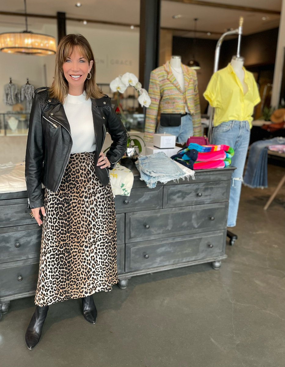 walk on the wild side🐅
leather jacket + animal print skirt
#Humpdayhappiness #humpday #working #workingmom #workattire #leather #animalprint #wildside #walkonthewildside