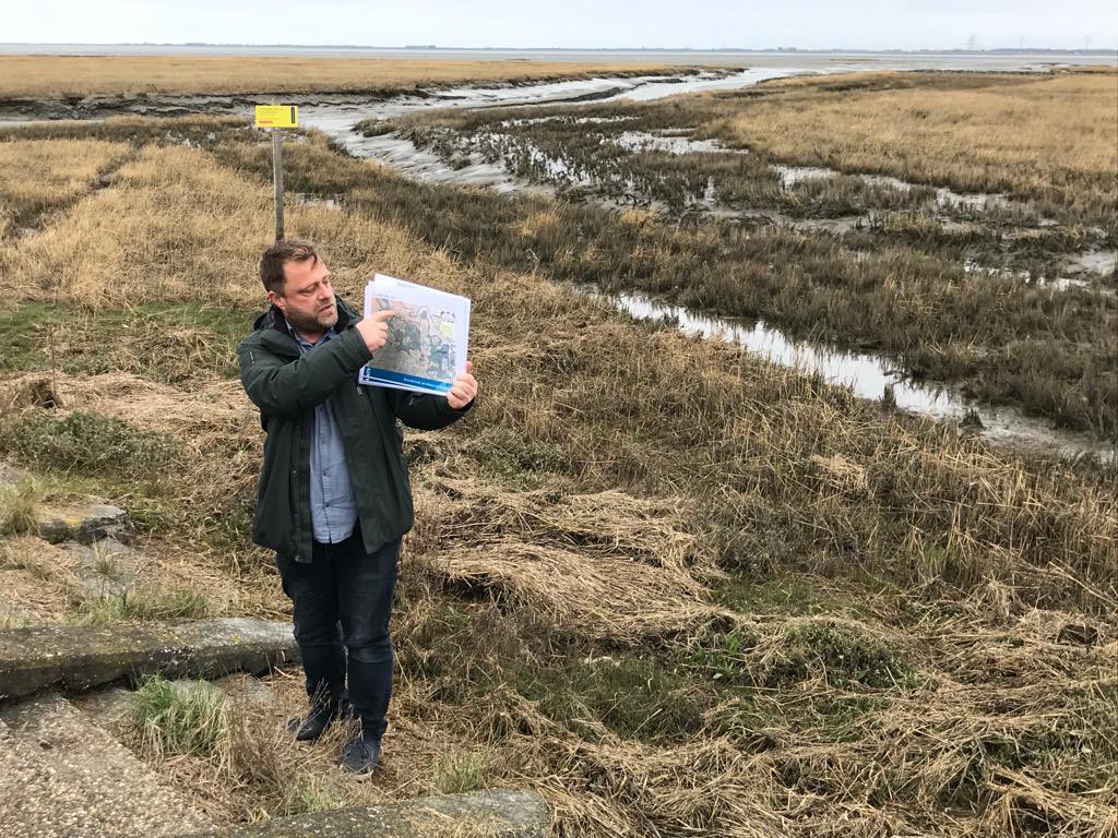 We krijgen een rondleiding van <a href="/JimvanBelzen/">🌊 🌱Jim van Belzen 🪱🦋🦉</a> van het <a href="/NIOZnieuws/">@NIOZnieuws</a>. Hij pleit ervoor dat er zuiniger wordt omgesprongen met deze gebieden, en liever nog dat ze uitgebreid worden. De Oosterschelde kampt namelijk met #zandhonger.