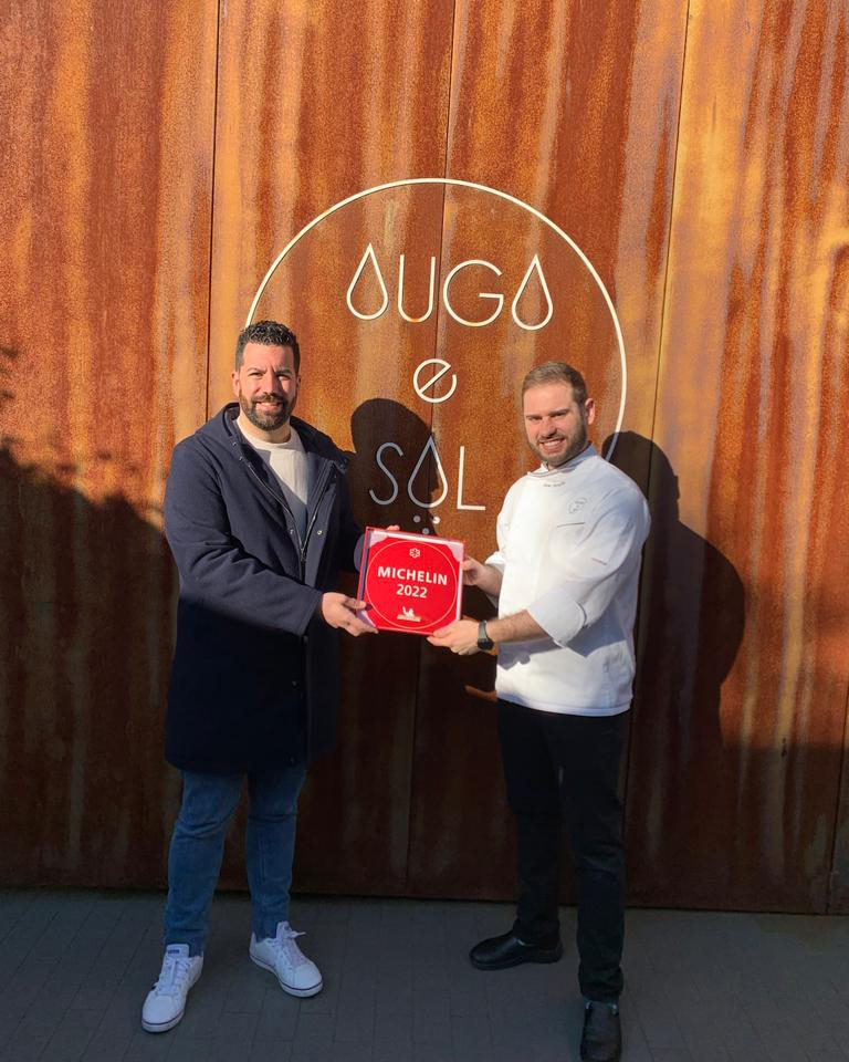 rest_augaesal's tweet photo. Ayer @makroESP nos hizo entrega de la placa @GuiaMichelin_ES 2022. Una suerte y una responsabilidad, tener la oportunidad de defender esta distinción🍴💧

RESERVAS 📲 https://t.co/9oZG07IO3z
📍 Rúa da Fonte de Santo Antonio, 8

#AugaeSal https://t.co/3prJRYOg4I