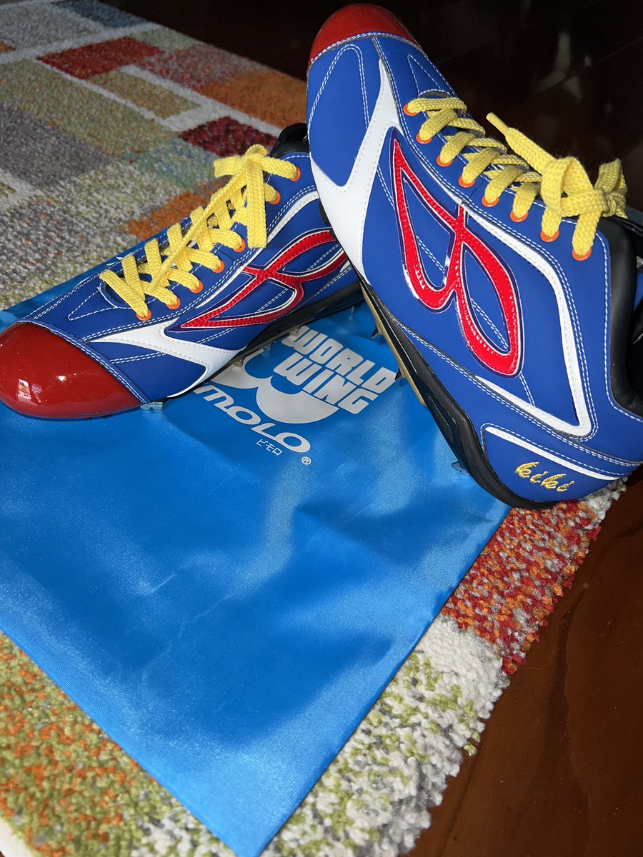 hirokiitakura89's tweet photo. ワールドウィング本部から、オーダーしていた今シーズンのスパイクが届きました✨

写真では伝わりませんが、新素材のスムースレザーが素晴らしいです！！ https://t.co/VNz0TjTqmy