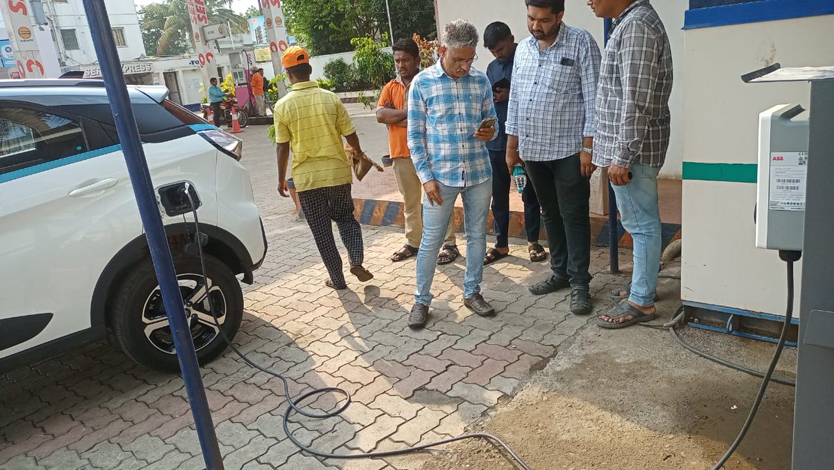 AargoEV's tweet photo. Another addition in Maharashtra.
#aargoevsmart #electricvehicles #evchargers #evchargingstations #evrevolution #MoveToElectric #goelectric #iocl #indianoil
https://t.co/CBm5lmZofj https://t.co/uwuTnVlKz4