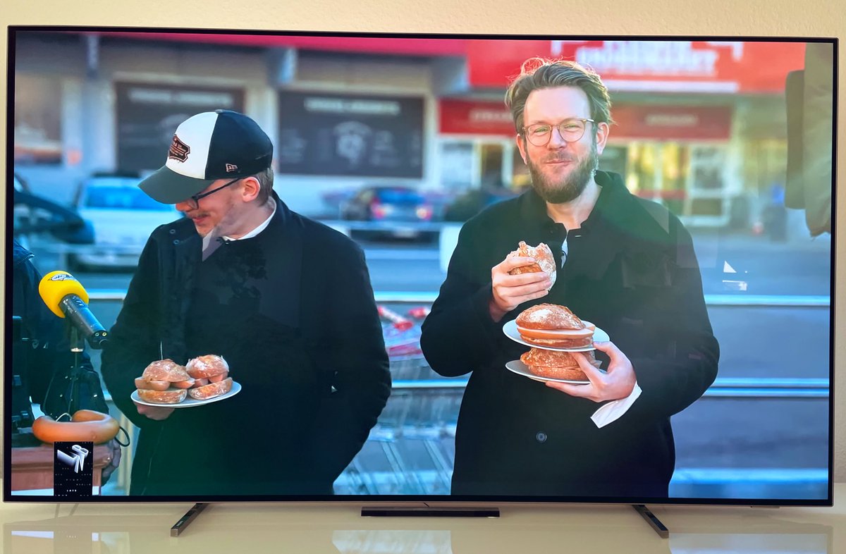 XsuseX's tweet photo. Wie der Jakob sich freut, dass es endlich mal wieder was zu essen gibt… 😄
#LateNightBerlin @HankFromHell Jakob Lundt @damitdasklaas #BaywatchBerlin #saarbrücken #lyoner https://t.co/yoHO3WCts4