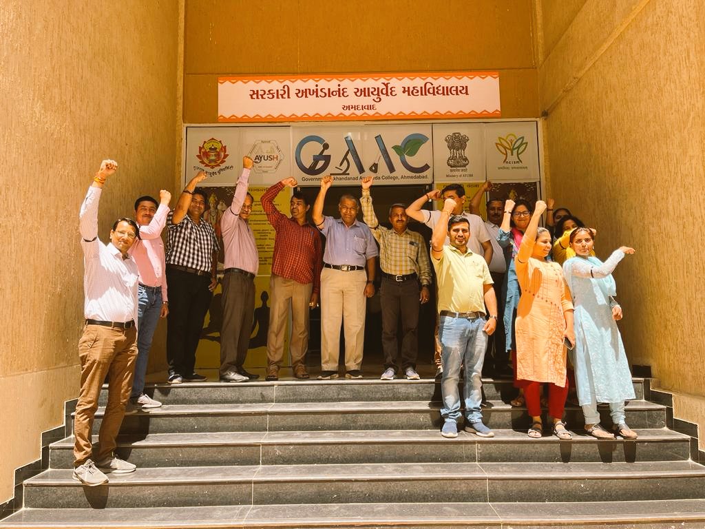 <a href="/ISADF_Gujarat/">In Service Ayush Docters Forum</a> #NPPA day -૩. આજે સરકારી આયુર્વેદ કોલેજ અખંડાનંદ ખાતે આયુર્વેદ તબીબો એ ૭માં પગાર પાંચ મુજબ NPPA માટે હાથે કાળી પટ્ટી બાંધી ને વિરોધ વ્યક્ત કર્યો.<a href="/CMOGuj/">CMO Gujarat</a> @Rushikeshmla <a href="/PMOIndia/">PMO India</a> <a href="/Nimishaben_BJP/">Nimishaben Suthar</a> <a href="/MoHFW_INDIA/">Ministry of Health</a> <a href="/moayush/">Ministry of Ayush</a>
