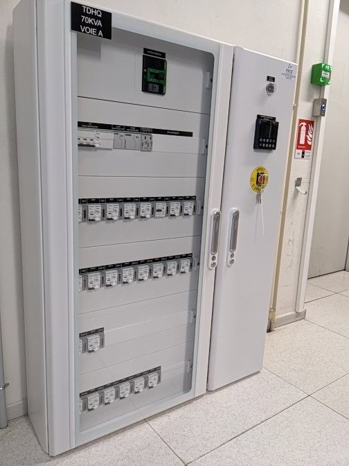 Treefaz_'s tweet photo. Ce matin, nous avons réceptionné les 4 nouveaux TDHQ des salles DATA1 et DATA2 ! En plus de mesurer la consommation électrique de chaque baie, nous allons pouvoir vous proposer des alimentations jusqu'à 32A ! https://t.co/G8CBAskpaG