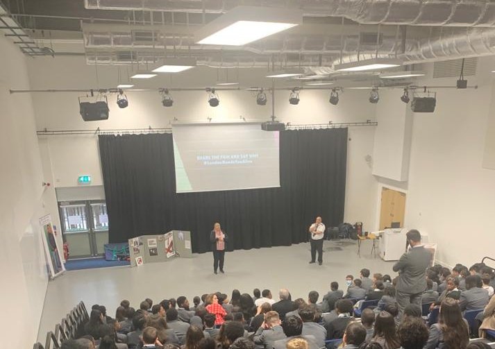 MPSViolentCrime's tweet photo. It's important that young people understand what we do and why we do it. Sgt Johnson joins year 9 pupils at the Harris Academy in #Tottenham. 

We can only make #London safer if we work together. https://t.co/8DIhGyyZBZ