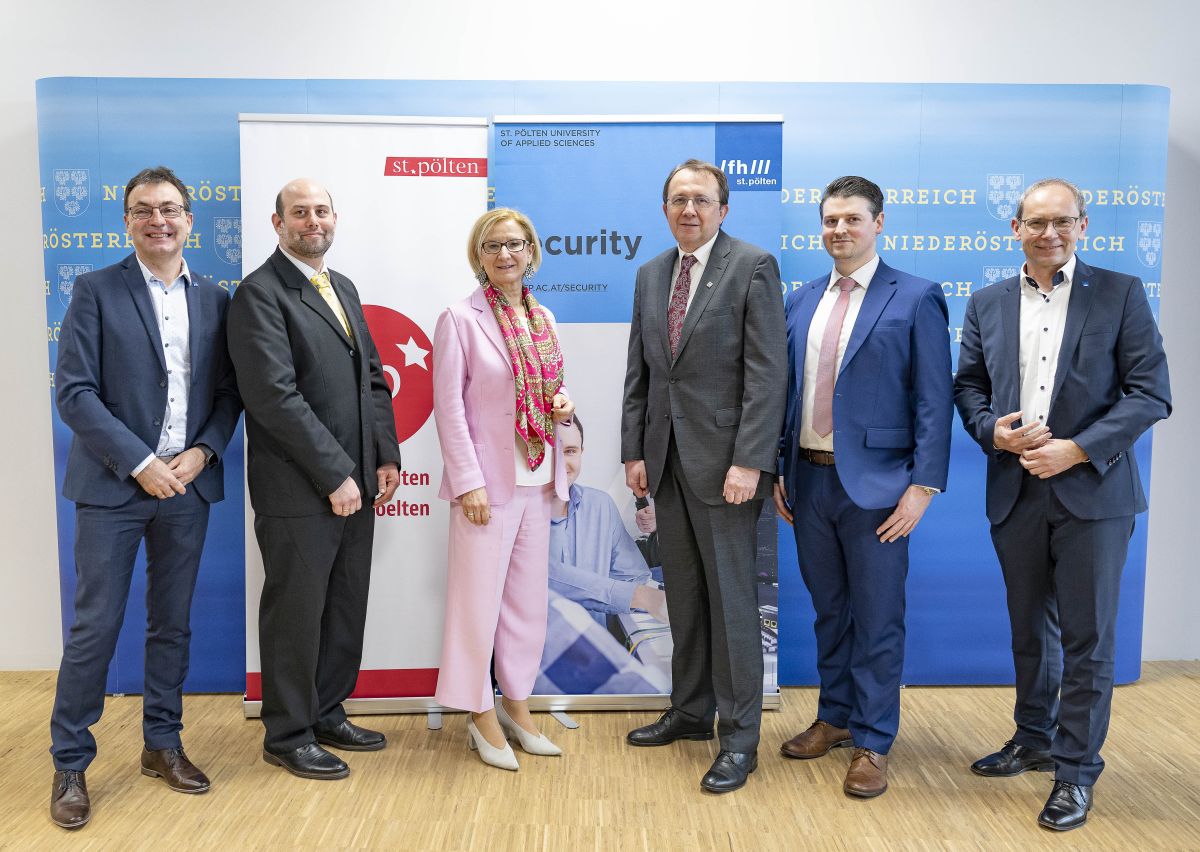 ustp_hochschule's tweet photo. Wir haben heute unser neues #CyberDefenseCenter vorgestellt 🤩. In ihm üben unsere Studierenden aus #Informatik und #Security 💻 die Abwehr von Cyber-Attacken 🛡️.
https://t.co/55fCcd44av
#fhstp Foto: NLK Filzwieser bzw. FHSTP Florian Stix https://t.co/NhG0l2gYtF