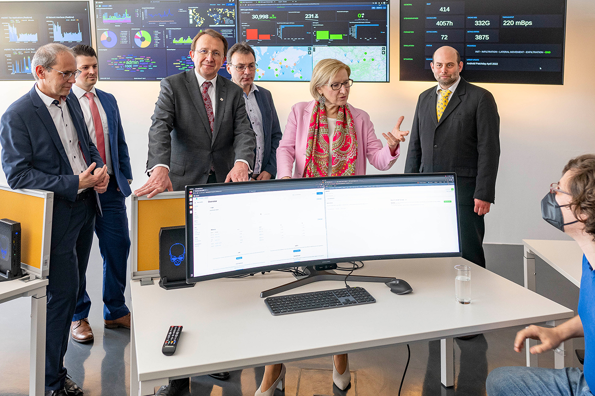 ustp_hochschule's tweet photo. Wir haben heute unser neues #CyberDefenseCenter vorgestellt 🤩. In ihm üben unsere Studierenden aus #Informatik und #Security 💻 die Abwehr von Cyber-Attacken 🛡️.
https://t.co/55fCcd44av
#fhstp Foto: NLK Filzwieser bzw. FHSTP Florian Stix https://t.co/NhG0l2gYtF