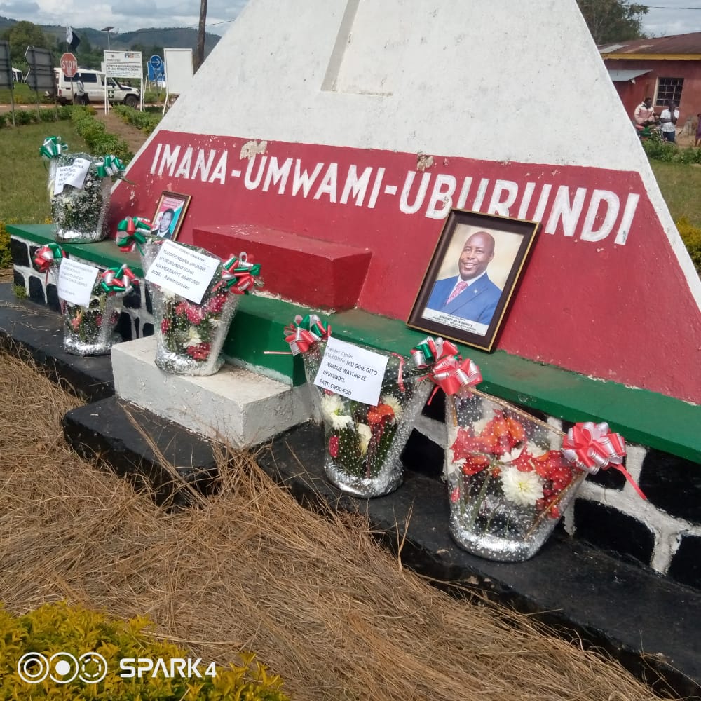 RuyigiProvince's tweet photo. #Burundi Commémoration du 28è anniversaire de l'assassinat du Président Cyprien NTARYAMIRA dans la province #Ruyigi.Les cérémonies ont débuté par une messe puis du dépôt de fleurs.
Les partis politiques comme @cnddfdd_ruyigi,#FRODEBU et #UPRONA ont pris part à ces cérémonies. https://t.co/X524MWhFwU