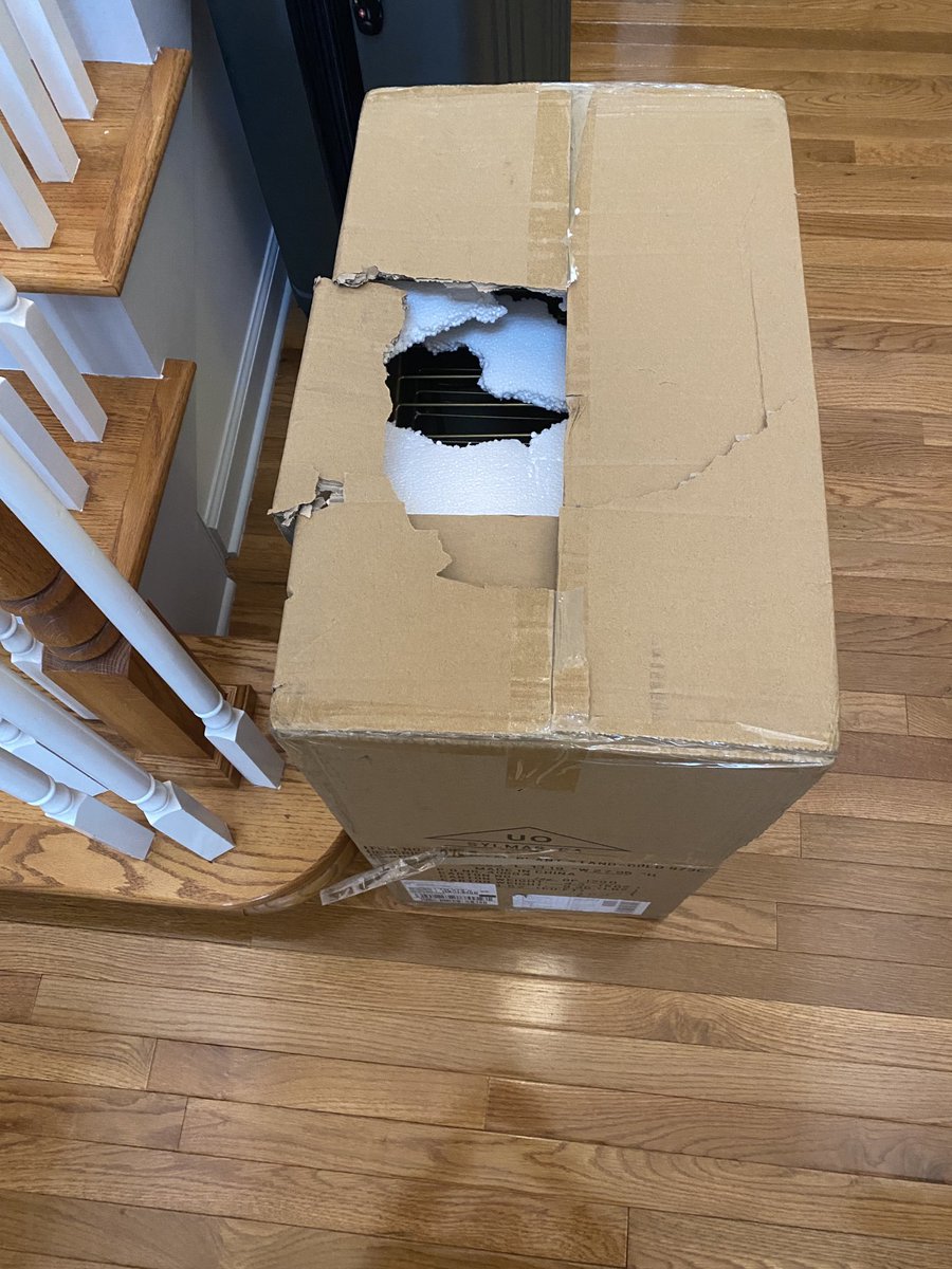 markfleener's tweet photo. ⁦@UPS⁩ ⁦@UrbanOutfitters⁩ this is how you deliver your package and offer no returns or exchanges!!??? https://t.co/Pp5gRrxNCE