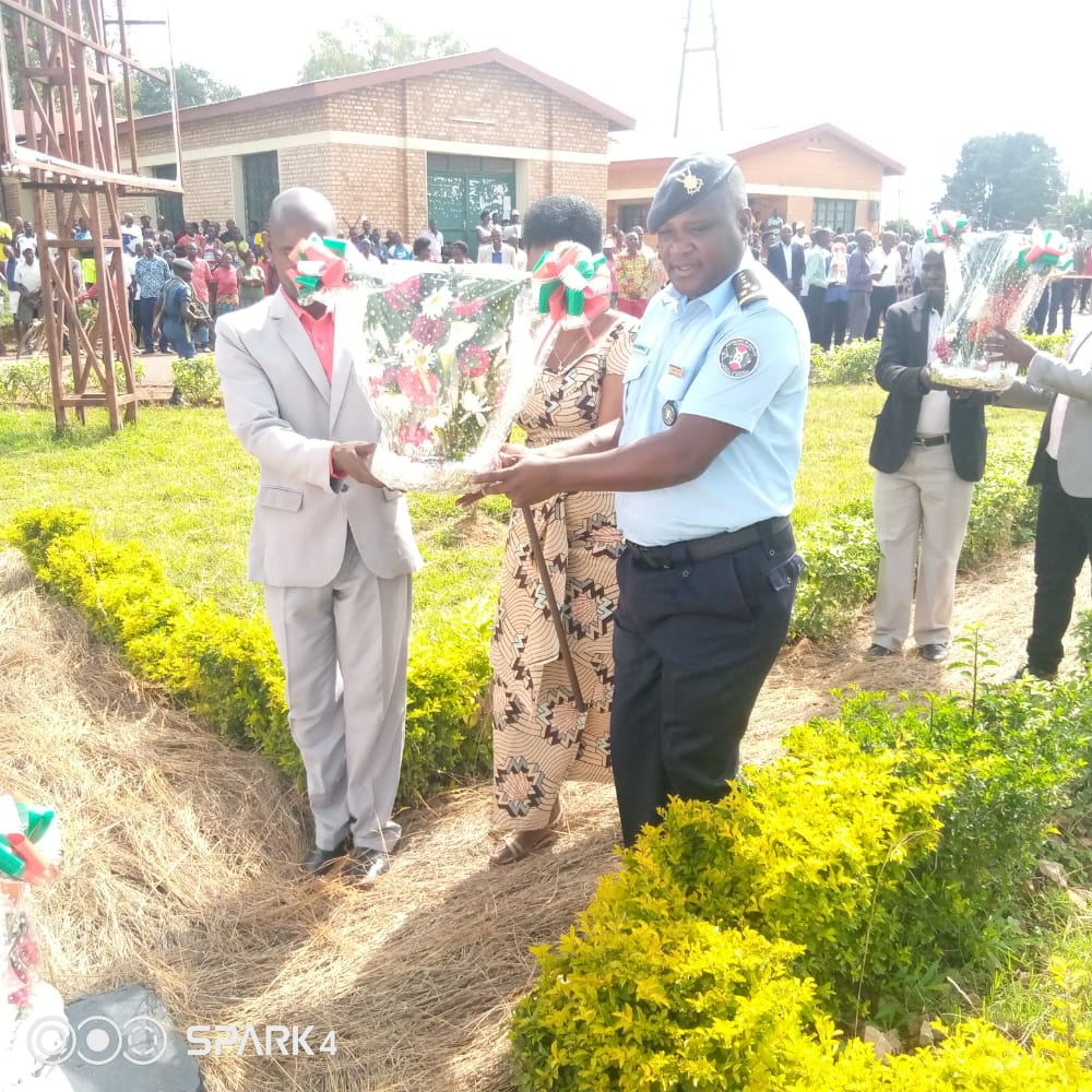 RuyigiProvince's tweet photo. #Burundi Commémoration du 28è anniversaire de l'assassinat du Président Cyprien NTARYAMIRA dans la province #Ruyigi.Les cérémonies ont débuté par une messe puis du dépôt de fleurs.
Les partis politiques comme @cnddfdd_ruyigi,#FRODEBU et #UPRONA ont pris part à ces cérémonies. https://t.co/X524MWhFwU
