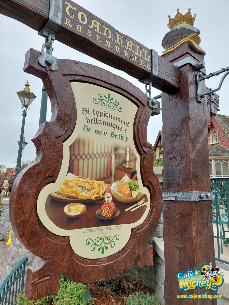 Cafe_Mickey's tweet photo. Naast Walt's - An American Restaurant, heropende ook Toad Hall na lange tijd. Hier kun je weer opnieuw genieten van Fish &amp; Chips. Nieuw is de vegan-variant op het menu. #DisneylandParis #ToadHallRestaurant #CafeMickey https://t.co/euKLz5XqwJ