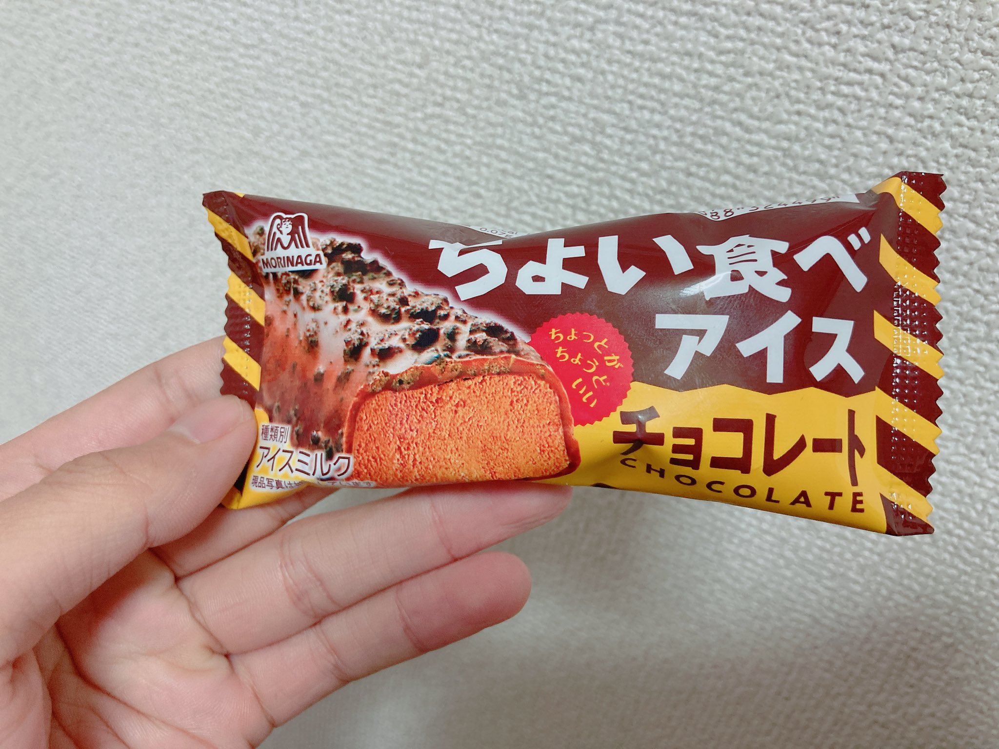 تويتر おちゃらけぴえろ たかたか アイス芸人たかたか على تويتر ちょい食べアイス チョコレート チョコアイス をココアビスケットクランチチョココーティング 濃厚なチョコアイスはアイス単体でも食べたいくらい ザクッとしたクランチの食感にパリッとした