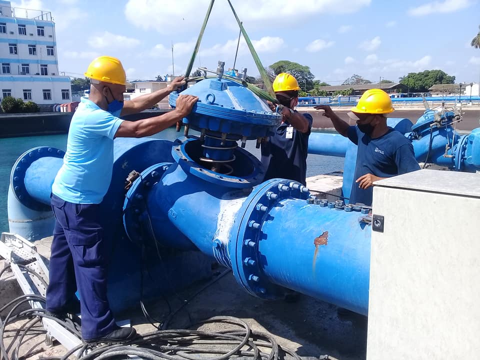 AguasdeLaHabana's tweet photo. Brigada de la Base de Electromecánica ejecuta la puesta en marcha del  grupo sumergible de la posición 3 de la Estación de Bombeo "Palatino 2". https://t.co/ntqLa1Qnpd