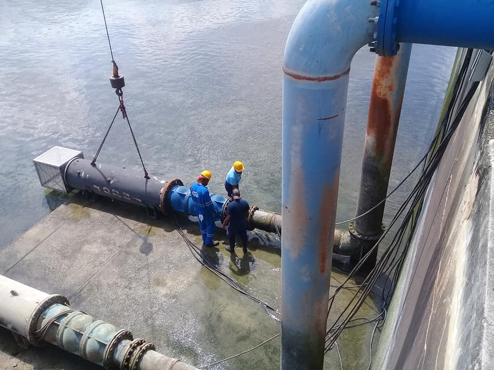 AguasdeLaHabana's tweet photo. Brigada de la Base de Electromecánica ejecuta la puesta en marcha del  grupo sumergible de la posición 3 de la Estación de Bombeo "Palatino 2". https://t.co/ntqLa1Qnpd