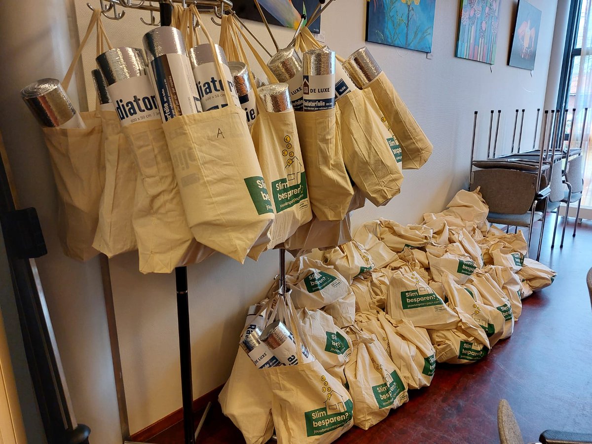 loshermanos56's tweet photo. 200 tasjes met #energiebesparende middelen staan klaar om morgenmiddag in #Alteveer en #Onstwedde bezorgd te worden Met dank aan werk- en dagbesteding #deBolster. #RWLP https://t.co/Nawpyphi57